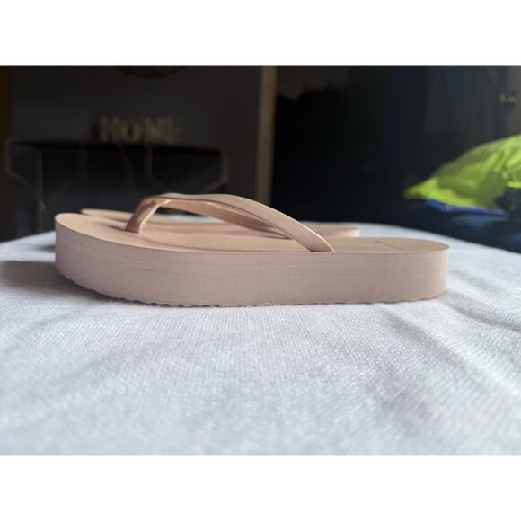 Tory Burch Solid Flip Flops –Pink / Gold Logo Size 5 Soft Cushioned Comfort - Picture 4 of 4